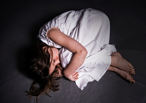 A fost vanduta traficantilor la varsta de 13 ani, chiar de mama ei. Povestea copilei din Romania a ajuns in presa britanica