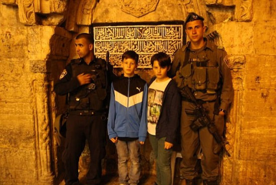 Solutia unui tata pentru copiii sai obsedati de jocuri video violente. Unde i-a dus pentru a le arata realitatea