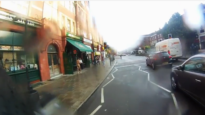 Moment bizar in Marea Britanie. Ce a filmat un barbat se plimba cu bicicleta pe o strada din Londra