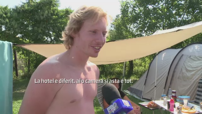 Turistii care n-au mai gasit camere libere pot alege cazarea in cort sau in rulota. Care sunt avantajele si preturile