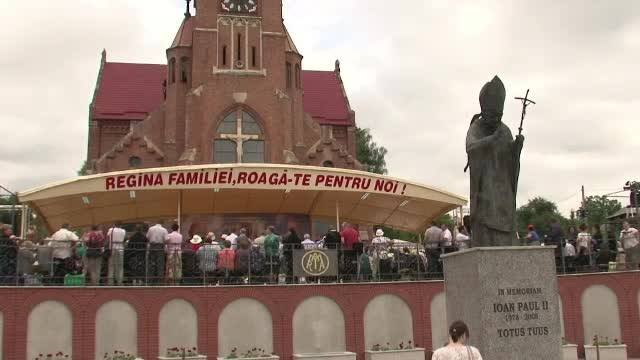 Icoana facatoare de minuni "Madona Neagra" a strans mii de credinciosi catolici din toata tara la Cacica, in Suceava