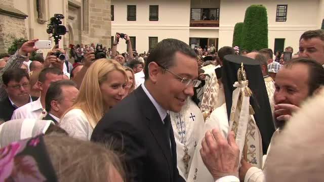 Cum a fost primit Victor Ponta de enoriasele prezente la manastirea Putna: "E frumos, dar sa se tina de promisiuni"