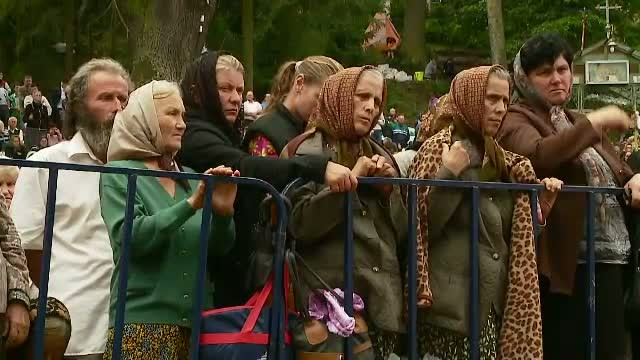 Uzi pana la piele si lihniti de foame, zeci de mii de credinciosi au asteptat cu orele pentru a se ruga la Manastirea Nicula