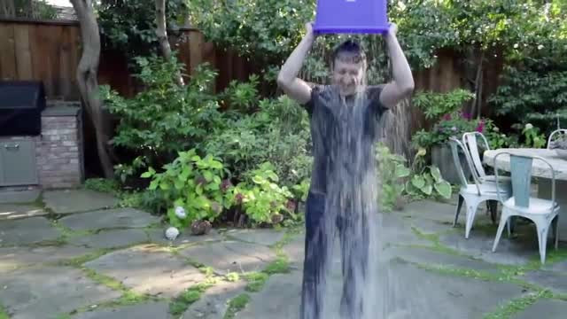 Mark Zuckerberg l-a provocat pe Bill Gates sa isi toarne o galeata cu apa in cap. Care este miza