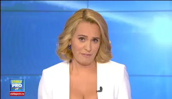 Perdeaua de umbrele colorate instalata in Arad, distrusa de vantul puternic. Primaria s-a miscat rapid si a reparat-o