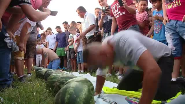 Suprematia pepenilor de Dabuleni este amenintata de cei din Gottlob, Timis. S-a organizat concurs de spart lubenita cu CAPUL