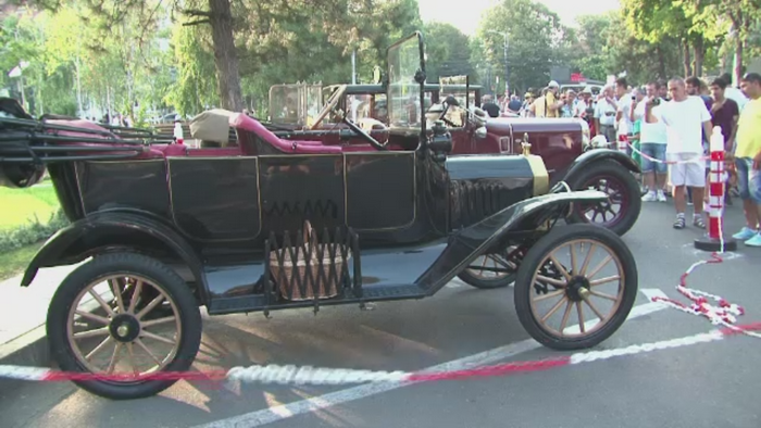 Show de masini clasice in Braila, inclusiv una de 100 de ani. Vedeta a fost un autoturism care i-a apartinut Regelui Mihai