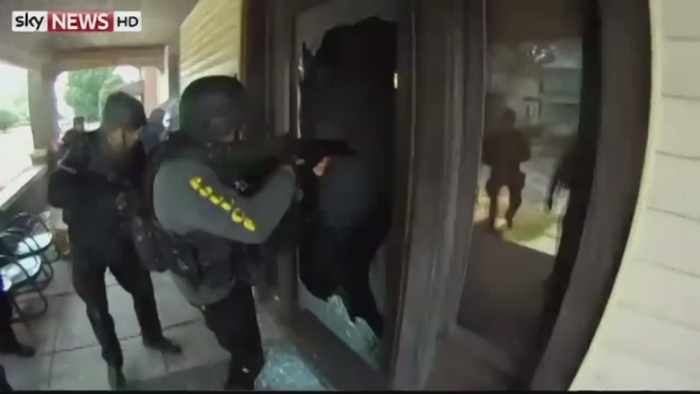 Intamplare ca in filme, in SUA. Trupele SWAT au intrat in forta peste o batrana, cu grenade, dupa ce au gresit adresa