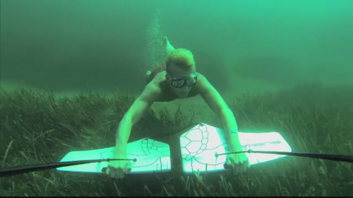 Un norvegian a inventat sportul extrem care te face sa te simti ca un delfin. Aventura "zborului sub apa"
