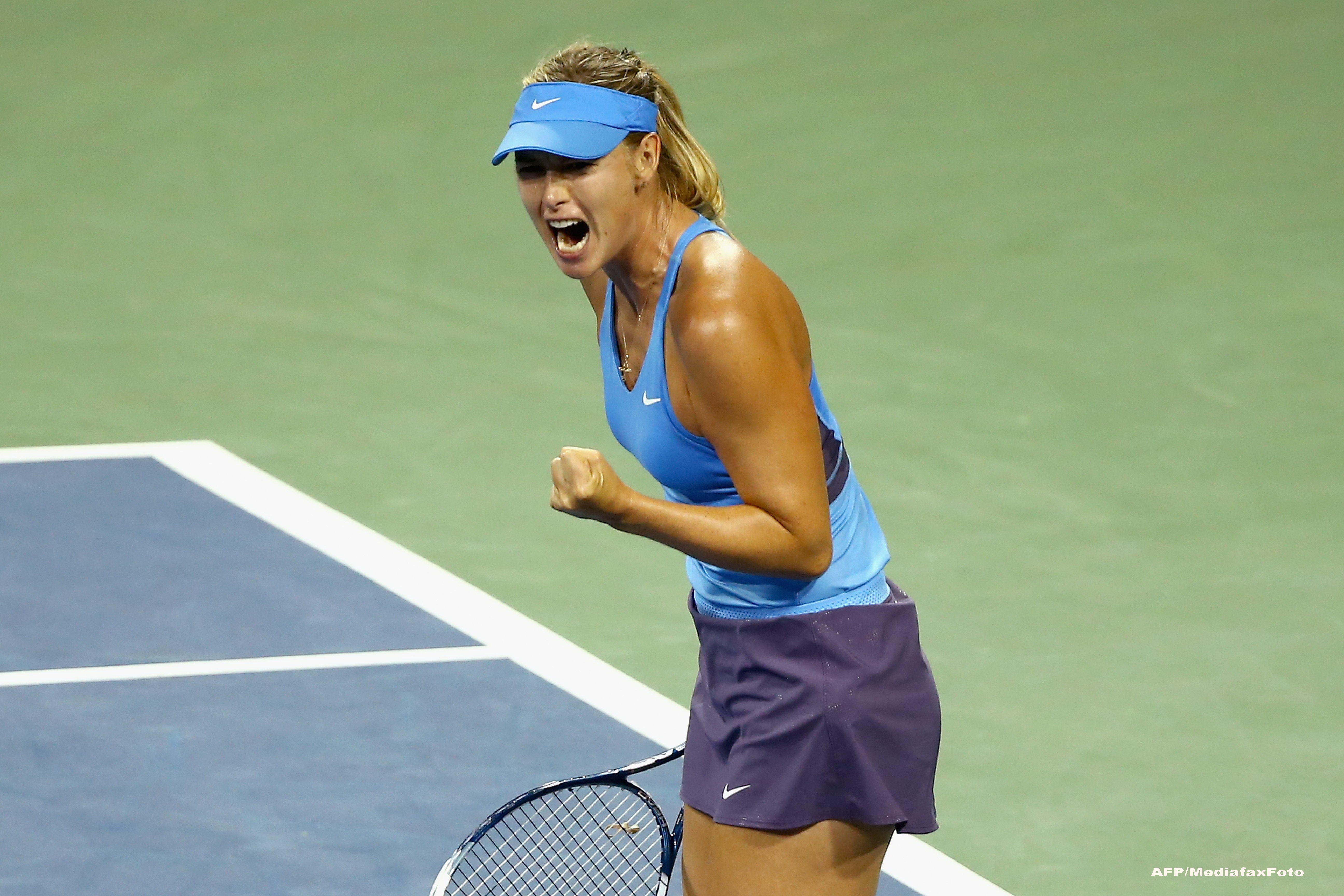 Cine se afla langa barbatul care citeste o stire despre Maria Sharapova: "Buna prietene, sunt chiar in spatele tau!". FOTO