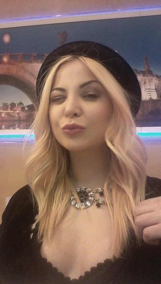 O cantareata din Romania a postat pe Facebook o poza cu ea dezbracata: "Scuzati tinuta, dar este ingrozitor de cald"