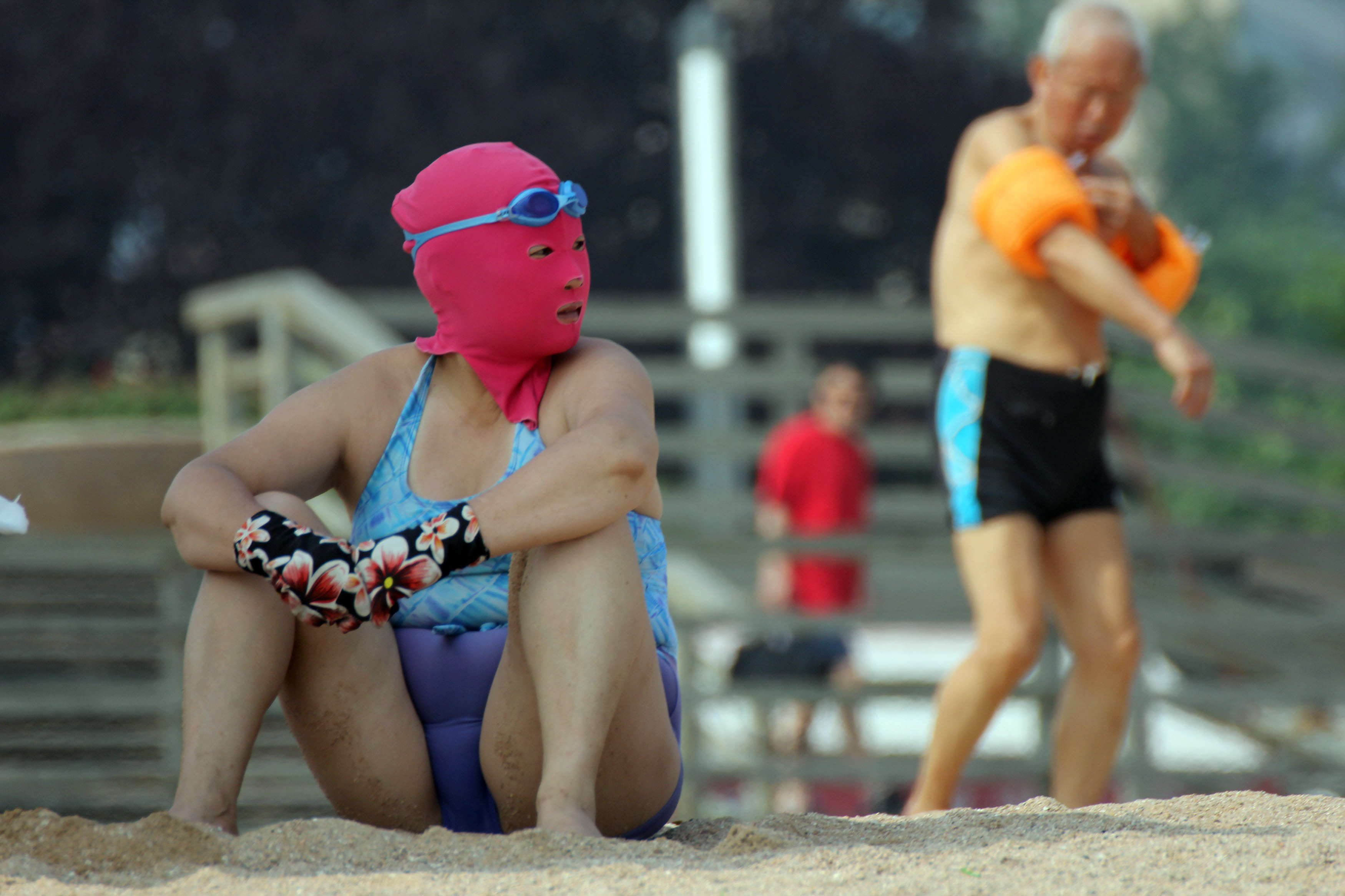 Noua moda pe plajele din China. "Echipamentul" la care apeleaza oamenii pentru a se proteja de soare