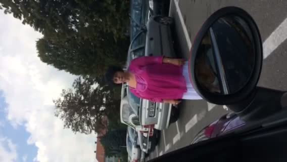 "Poti sa vorbesti pana maine, ca eu nu ma dau de aici!". Scandal pentru un loc de parcare, in Sibiu. VIDEO