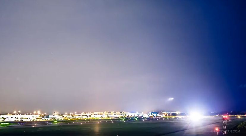 O filmare time-lapse a aeroportului din Singapore "transforma" avioanele in stele cazatoare. VIDEO