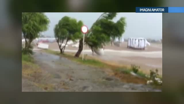 Copaci indoiti, sezlonguri maturate si turisti pusi pe fuga. O furtuna de numai 15 minute a creat panica la Cap Aurora