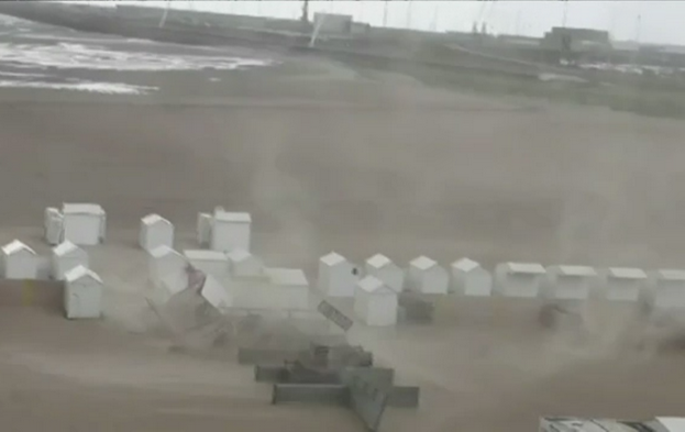 Fenomen meteorologic spectaculos pe o plaja din Belgia. In doar cateva secunde, un vartej a maturat totul in calea sa