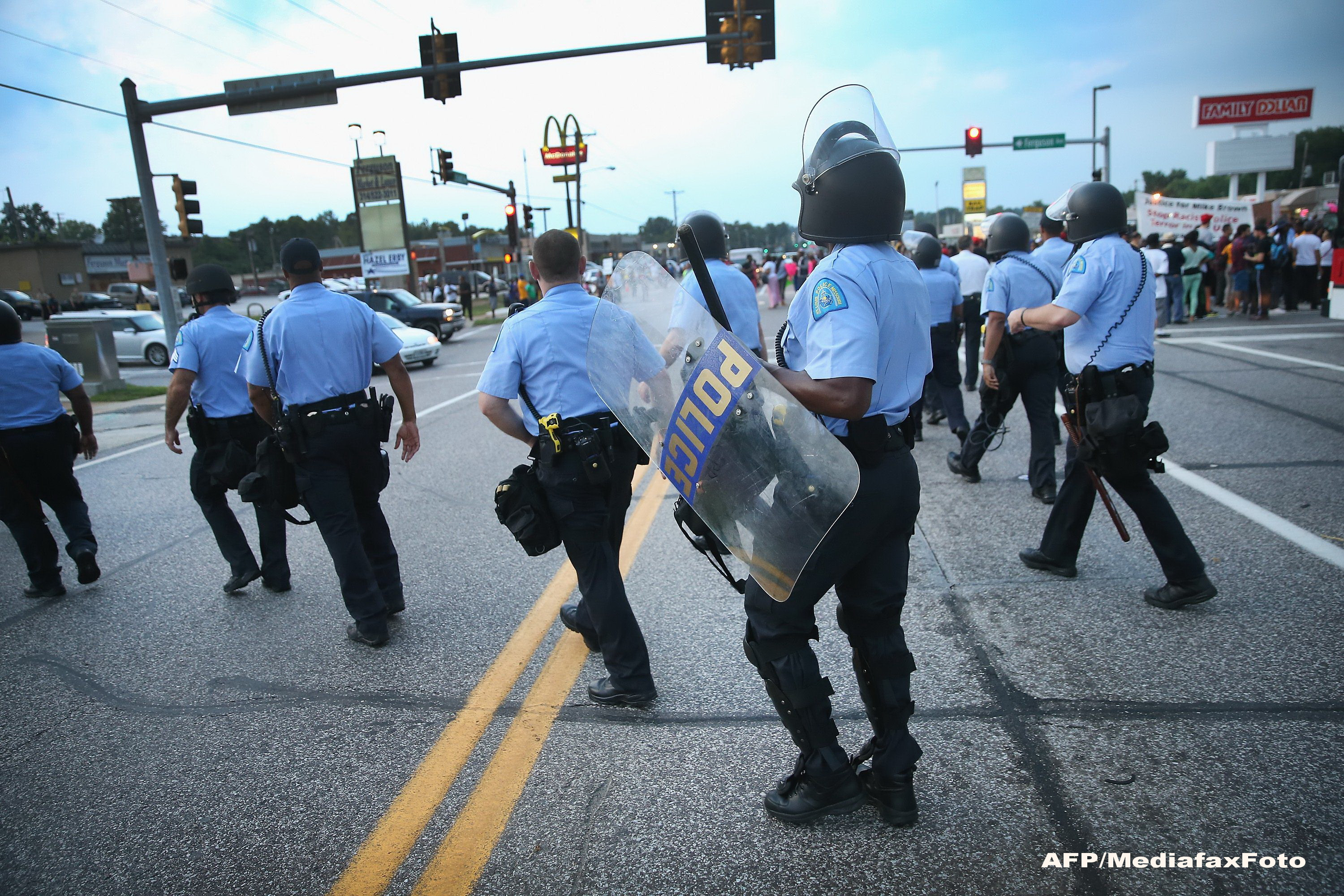 Stare de urgenta in orasul american Ferguson din cauza protestelor declansate de uciderea unui tanar de culoare