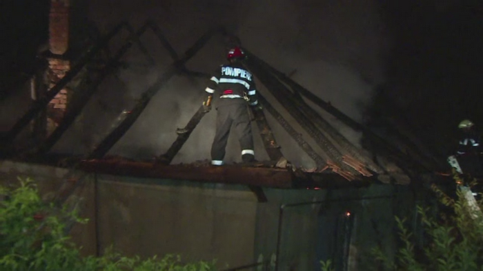 Panica pe o strada din Baia Mare. Un barbat a ramas pe drumuri, dupa ce i-a luat foc toata casa