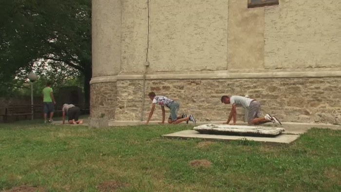 Ritual vechi de sute de ani in Romania. Oamenii urca in genunchi un deal pe care se afla manastirea Hagigadar