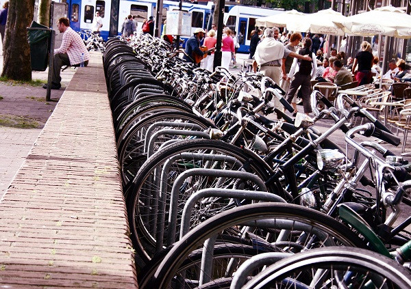 Soselele viitorului. Tara din UE care a construit autostrazi doar pentru biciclete si sens giratoriu suspendat. FOTO+VIDEO