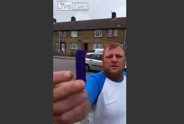 Si-a pus o petarda puternica in buzunar, pentru 10 lire. Urmarea l-a facut sa regrete gestul. VIDEO