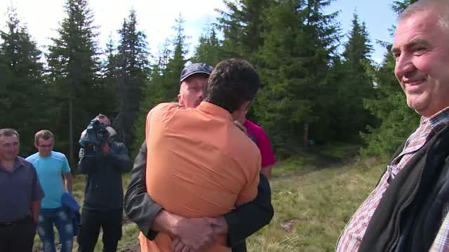 Momente emotionante in Apuseni. Supravietuitorii accidentului aviatic s-au intalnit cu satenii care le-au salvat viata