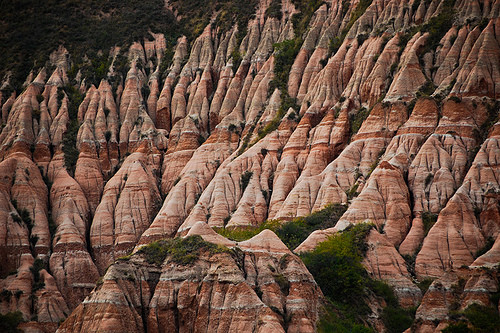 Rapa Rosie, cetatea fabuloasa sculptata de ape intr-un deal