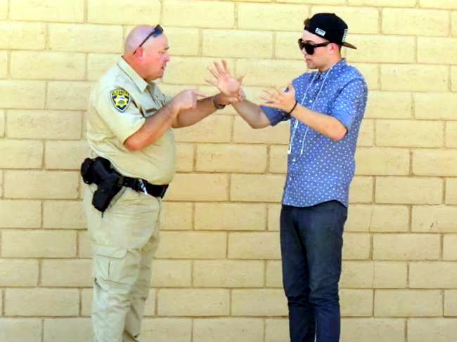 Iarbacadabra! Un "magician" ofera spre vanzare o punga de marijuana unui politist, apoi punga dispare ca prin minune. VIDEO