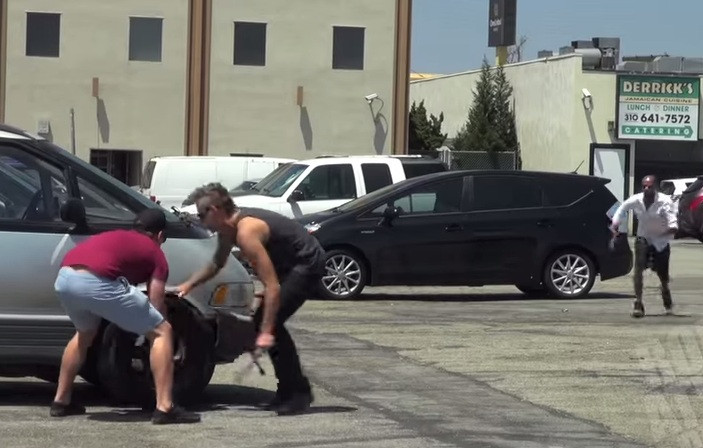 Farsa de 2,5 milioane de vizualizari pe Youtube. Reactia oamenilor cand vad ca li se "fura" roata de la masina