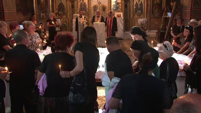 Femeia si fetitele care au murit in accidentul de langa Adjud au fost conduse de o suta de oameni pe ultimul drum