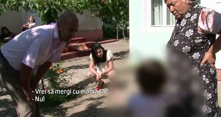 Si-a lasat fiica in grija parintilor, dar dupa 5 ani a venit sa o ia inapoi. Reactia copilei cand si-a vazut mama