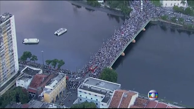 STIRI EXTERNE PE SCURT. 160.000 de oameni au mers la inmormantarea unui politician brazilian, mort intr-un accident aviatic