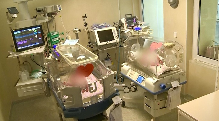 Siamezele separate in urma cu 6 zile sunt alaptate de mama. Starea lor este stationara: au zile mai bune si zile mai grele