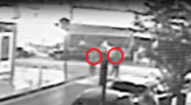 Momentul in care o tanara din Marea Britanie este impuscata, in timpul petrecerii de ziua ei