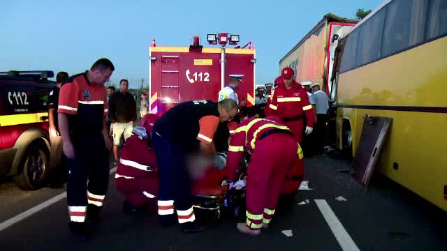 Tamponare in lant, pe DN1, in apropiere de Oradea. Zece persone au fost ranite, dupa ce un autocar a lovit un camion
