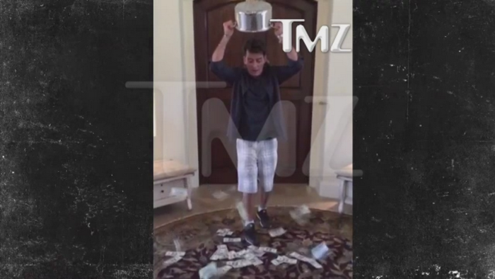 Charlie Sheen a luat parte la campania "ALS Bucket Challenge" in stilul sau. Ce si-a turnat in cap