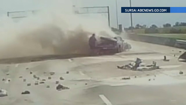 A salvat viata unor oameni captivi intr-o masina cuprinsa de flacari. Actul de curaj al unor sofer, surprins de camere