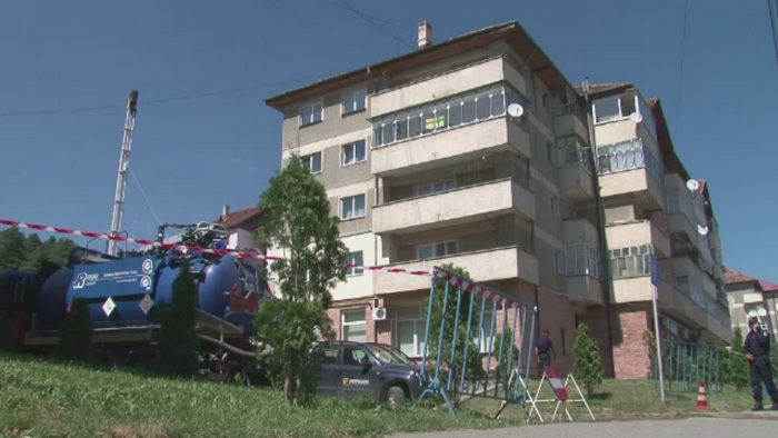"Locuim pe o bomba". Locatarii din patru blocuri din Moinesti au fost evacuati din cauza unui pericol de explozie
