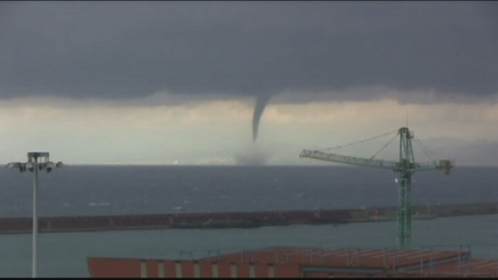 Spectacol inspaimantator al naturii, in Italia. Trombele marine "ataca" si distrug locuintele de pe o plaja