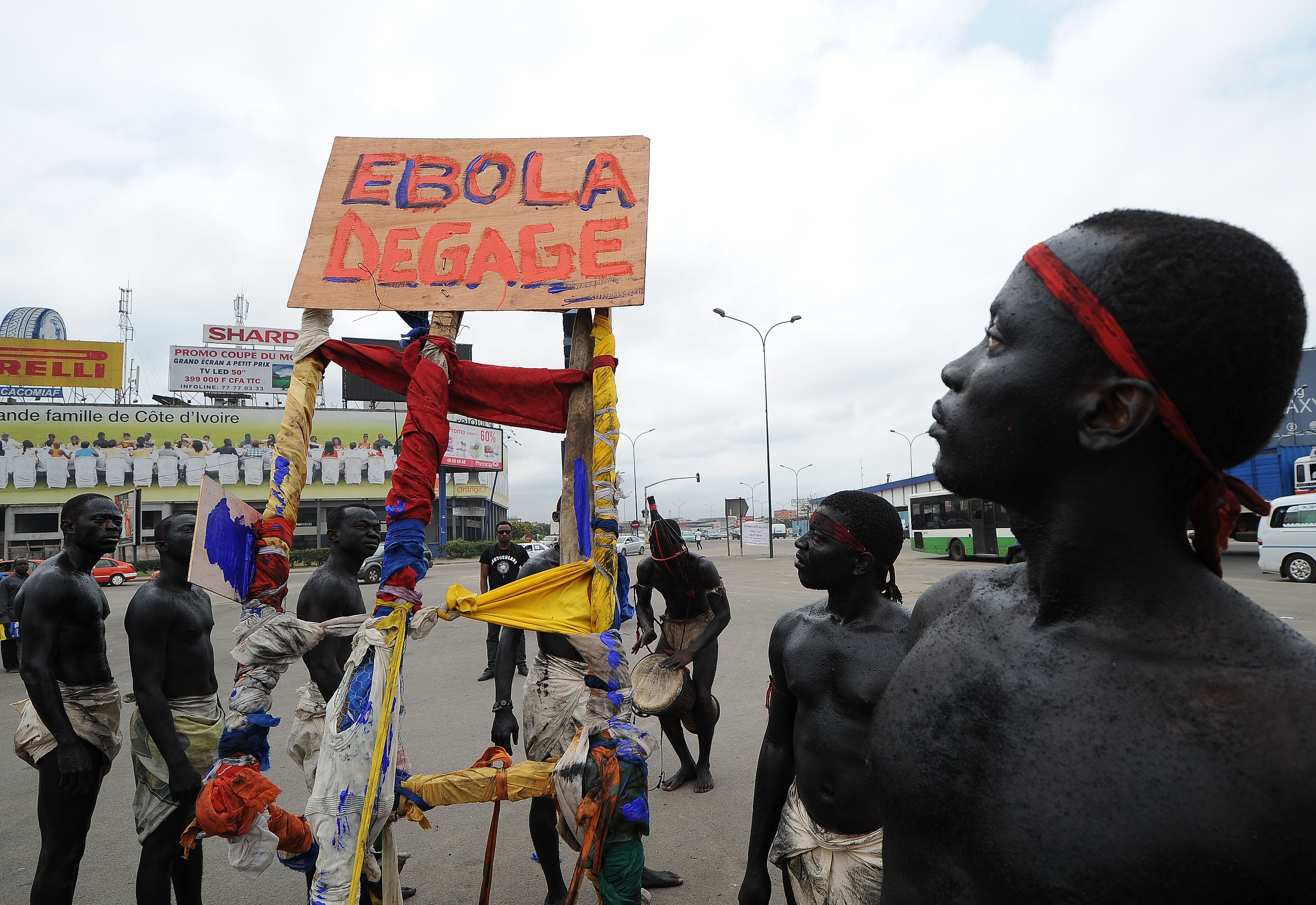 Un alt caz suspect de infectare cu virusul Ebola in Suedia. 2.400 de morti de la debutul epidemiei