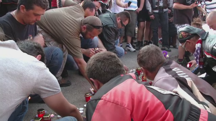 Prietena motociclistului injunghiat in comuna Sanzieni din Covasna a depus plangere la Politie. Ce acuzatii le aduce romilor