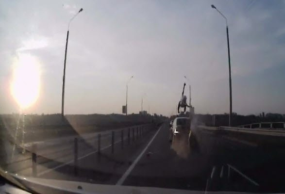 Scena incredibila pe o autostrada. Un motociclist se ciocneste de o masina, iar finalul ... este ca intr-un film. VIDEO