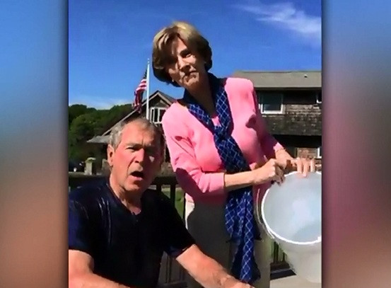 Provocarea galetii cu apa si gheata a ajuns si la fostul presedinte George W. Bush. Ce s-a intamplat. VIDEO