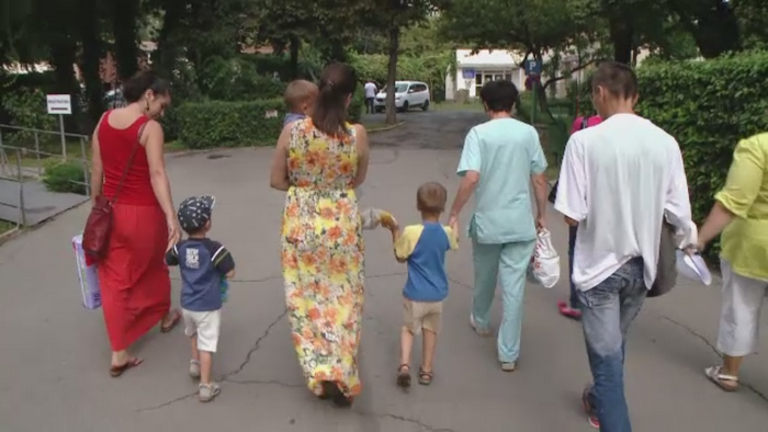 Cei patru copii abandonati in Timisoara au fost externati. Medicii i-au tratat pentru ca aveau paduchi si viermi intestinali