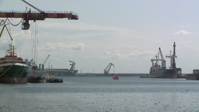 Moarte violenta pentru un marinar din Portul Constanta. Barbatul a cazut in apa si a fost strivit intre doua nave