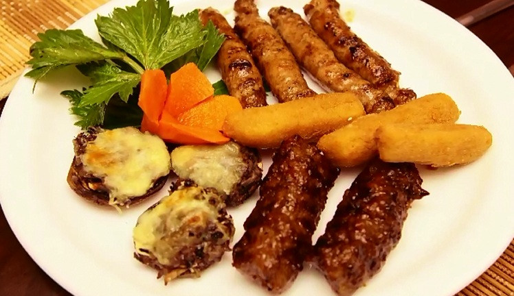 Mici, dar pot cuceri lumea. Cum au ajuns mititeii romanesti vedete in reviste culinare din strainatate