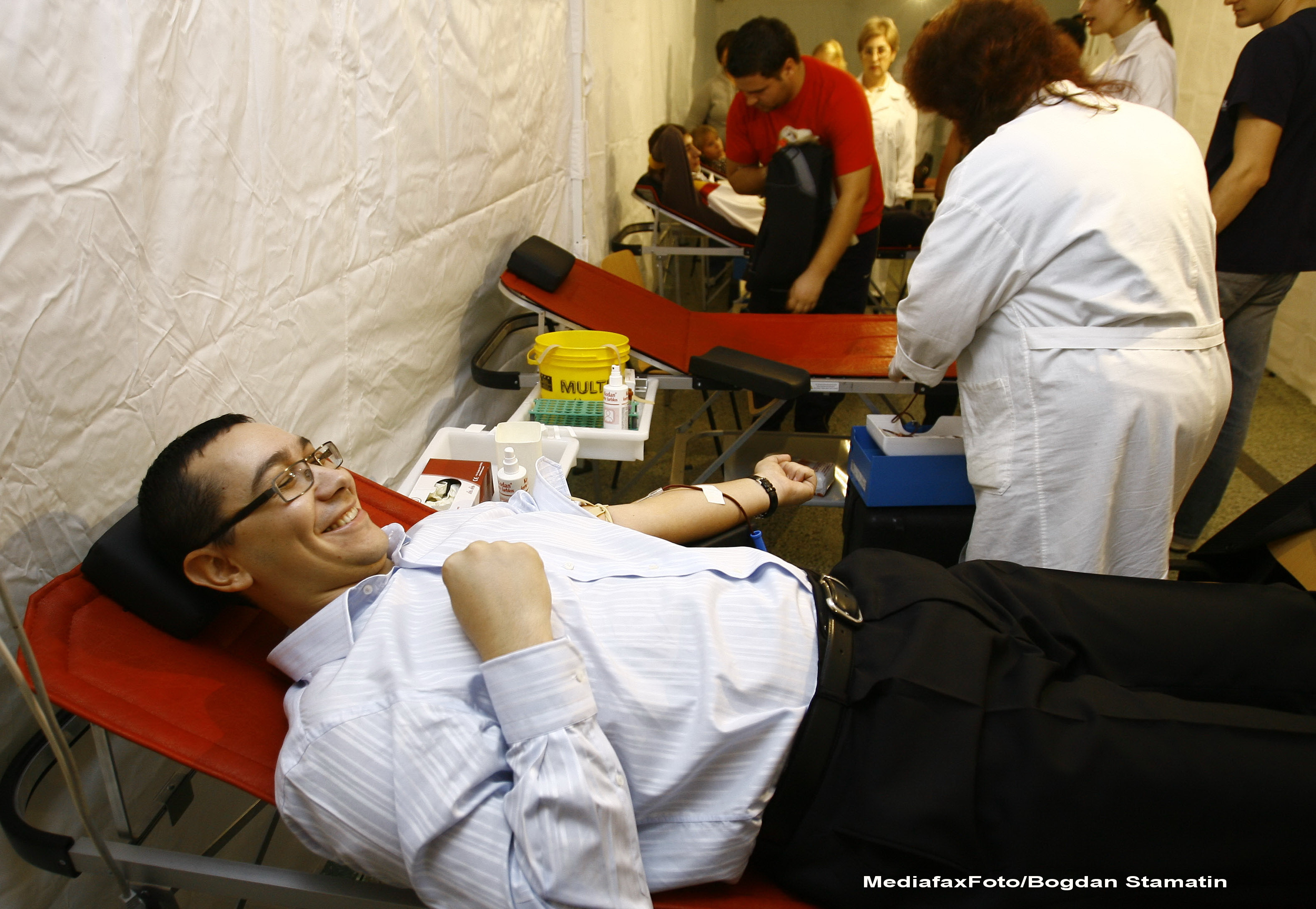 Victor Ponta a donat sange la Tulcea: N-am mancat, n-am baut alcool in ultimele ore