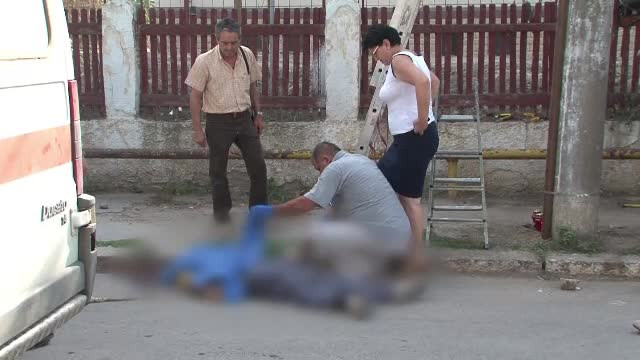 Un electrician a murit dupa ce a cazut de pe un stalp, de la 6 metri inaltime. Ar fi scapat daca avea centura de siguranta