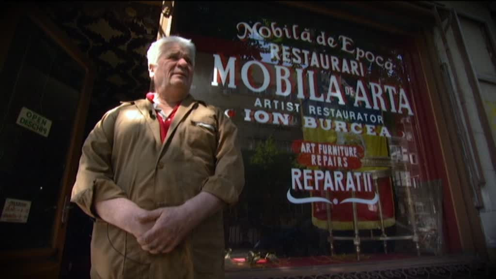 De 50 de ani, intr-o camera din centrul Capitalei, el transforma lemnele in arta. "Meseria, domnule, te tine in viata"