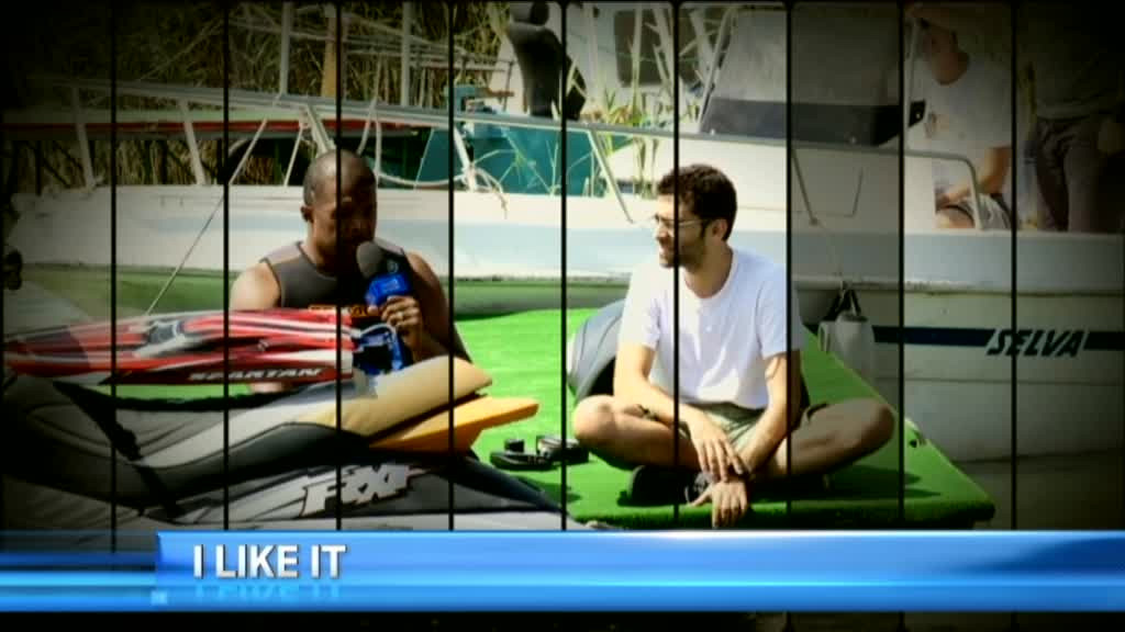 iLikeIT. Concurs de viteza pe plaja din Mamaia intre skijet-ul lui Cabral si o barcuta cu motor, teleghidata